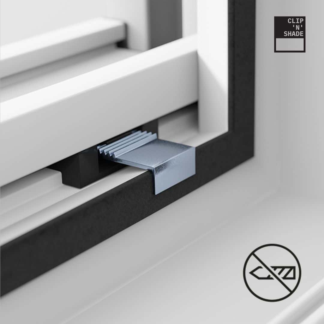 Fixation du store extérieur sans percer grâce à des clips qui s'accrochent derrière la fenêtre.