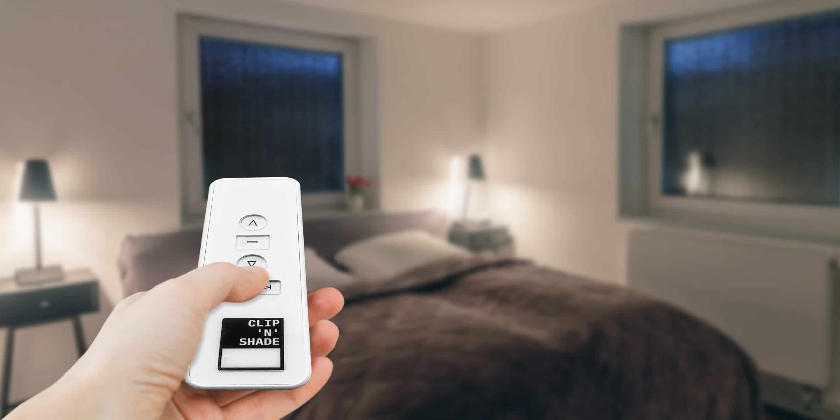 Chambre à coucher avec stores extérieurs intelligents CLIP'N'SHADE