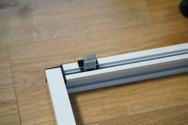 Store à enroulement sans percer. Fixation par serrage à l'aide de clips.