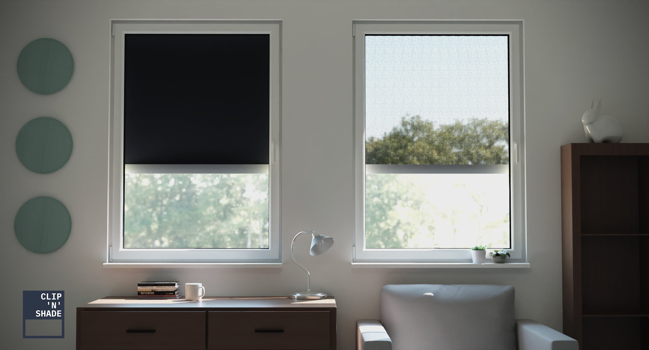 Deux fenêtres de l'intérieur avec stores extérieurs Clipnshade : tissu transparent et tissu opaque