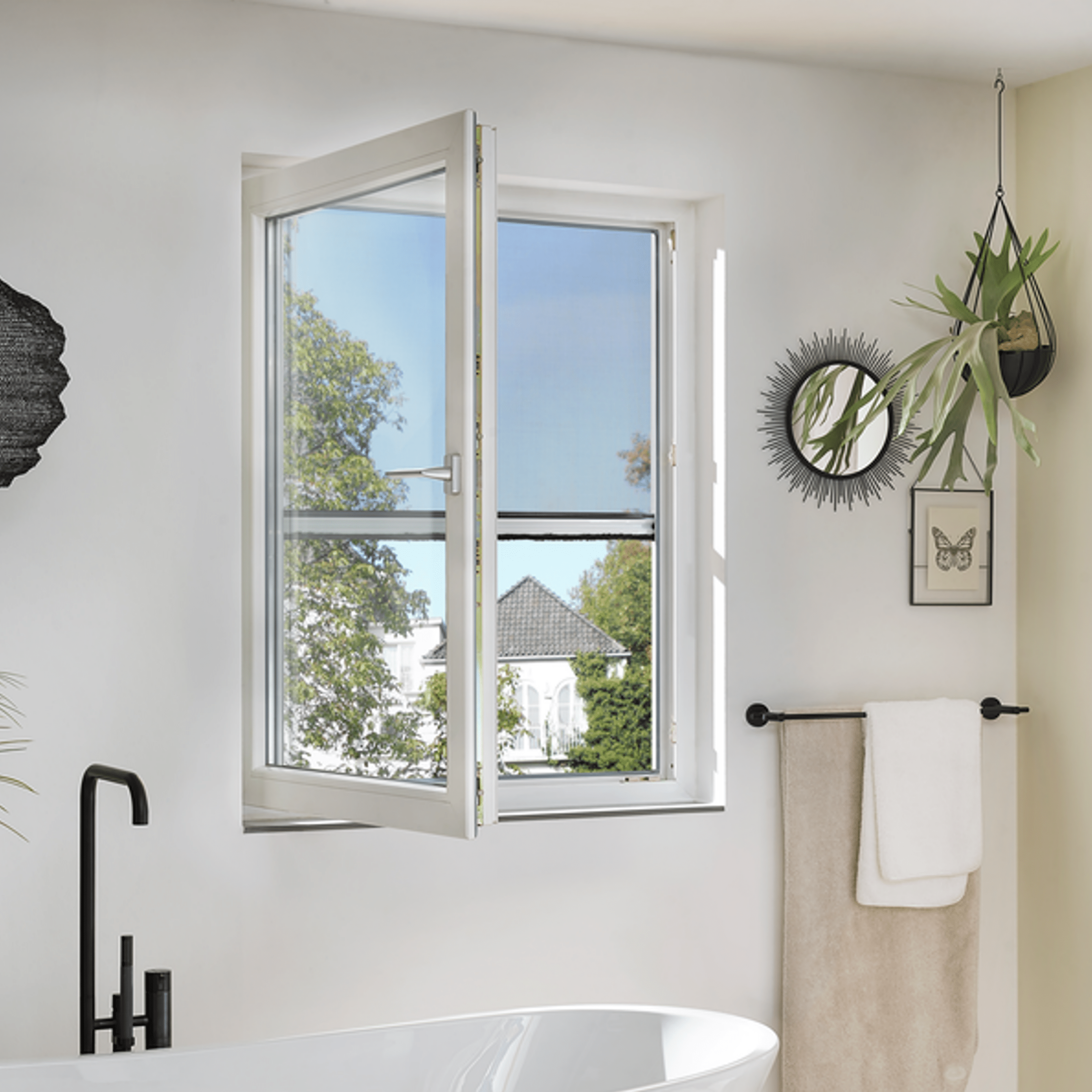 Moustiquaire enroulable dans la salle de bain